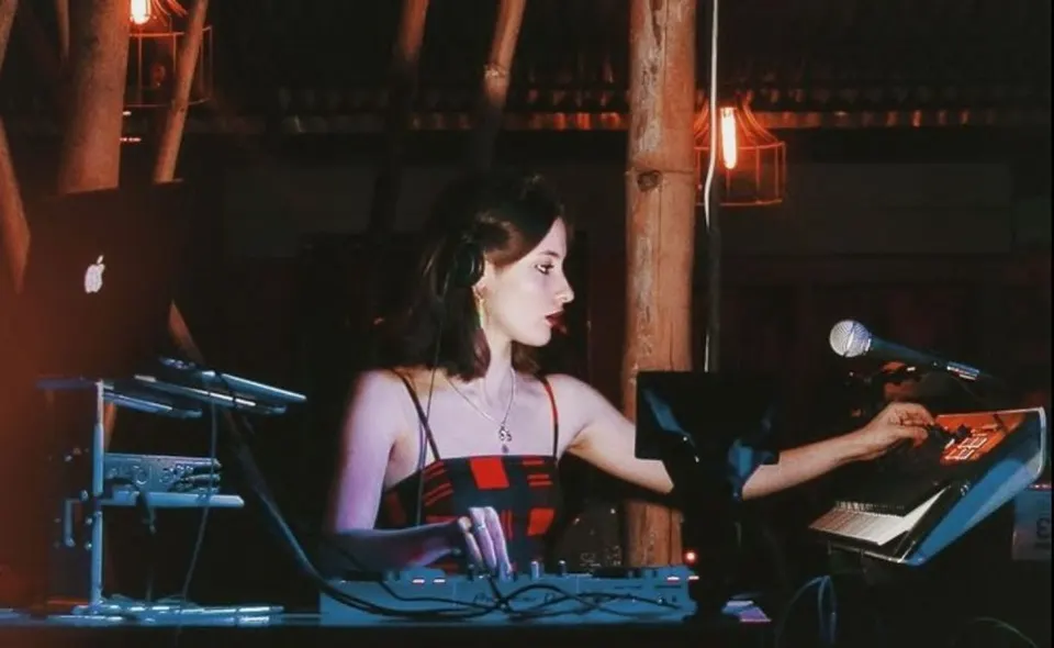 DAVINA — en cabina