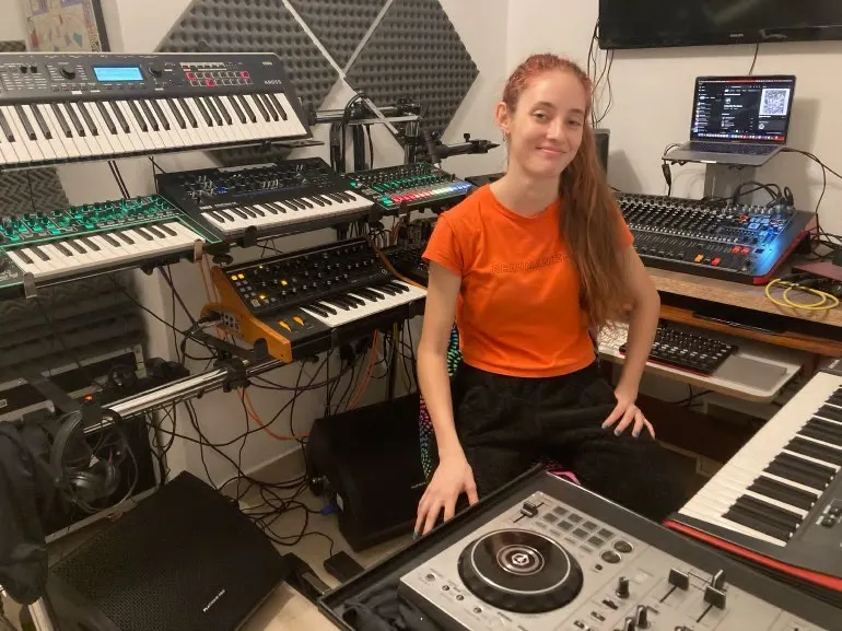 DAVINA — HOME STUDIO